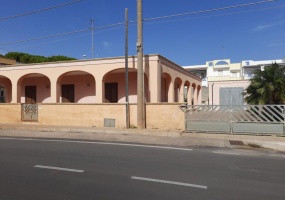 nella foto vediamo l'esterno di una casa al mare