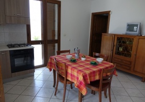 nella foto vediamo la cucina di una casa in vendita in pescoluse di salve proposta da petracca immobiliare