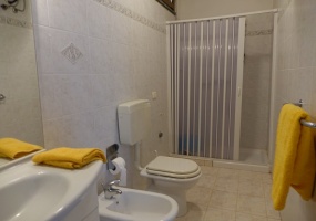 nella foto vediamo un bagno con doccia di una casa in vendita proposta da petracca immobiliare