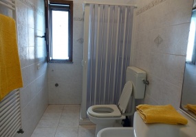 nella foto vediamo un bagno di una casa in vendita proposta da petracca immobiliare