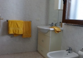 nella foto vediamo un bagno  di una casa vacanze in vendita in salento precisamente in pescoluse